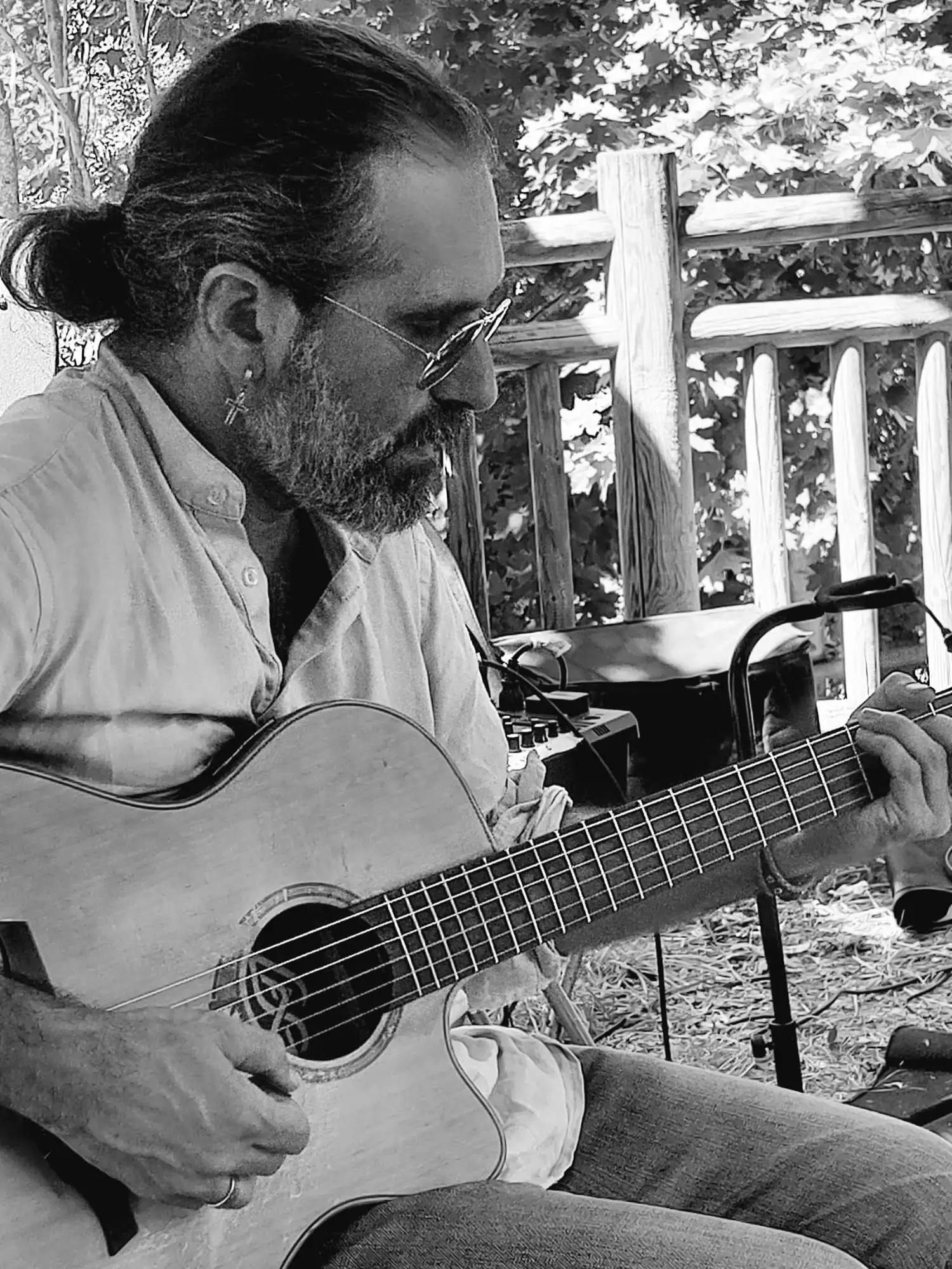 Nicolas Alteirac jouant de la guitare à cordes en nylon