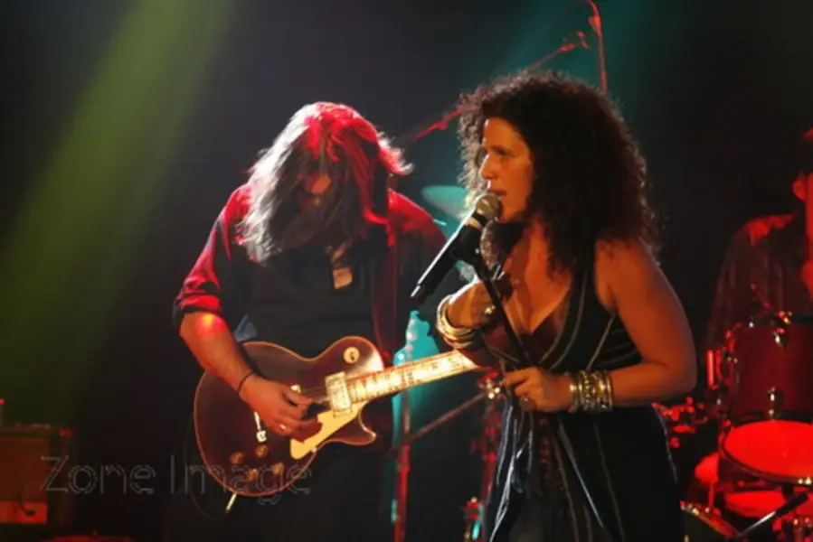 Nicolas Alteirac accompagnant une chanteuse en concert à Rouyn-Noranda