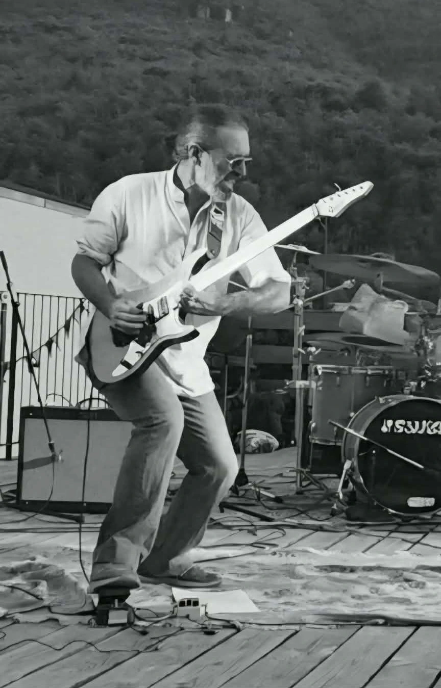 Nicolas Alteirac improvisant à la guitare électrique sur scène